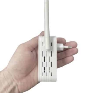 Ukryta kamera wbudowana w wzmacniacz sygnału Wi-Fi